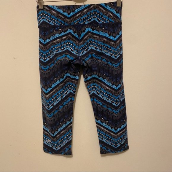 Alo Airbrushed Performance Seaport print Capris - Picture 11 of 12